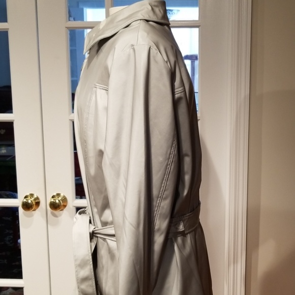 CS Signature 💛Silver Raincoat - Picture 3 of 8